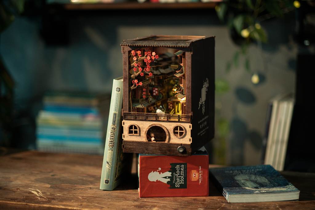 Načíst video: Anavrin Jiufen Old Street DIY Book Nook Kit Policová vložka