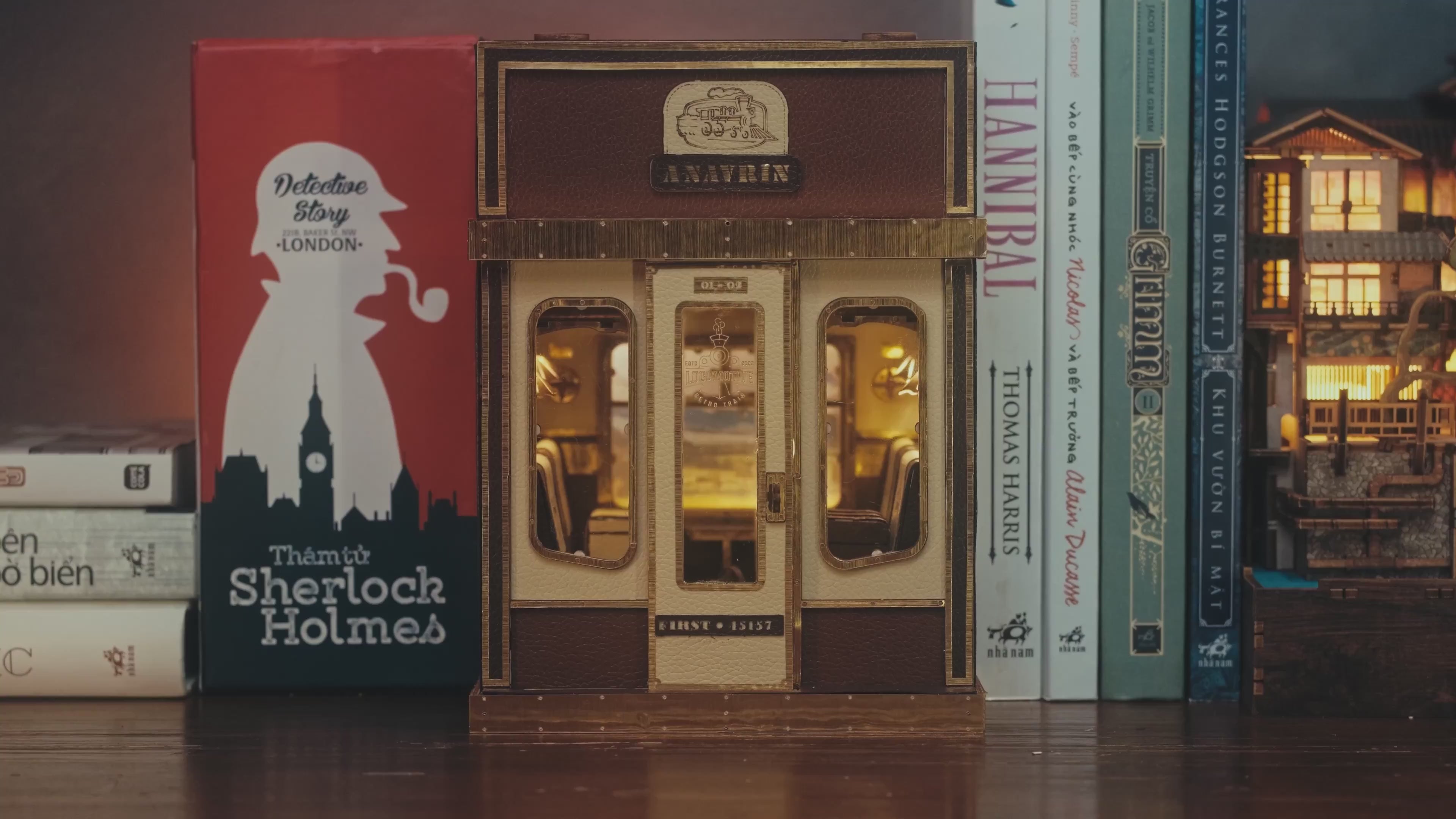 Charger la vidéo : La cabine de train en mouvement des années 1940 par Anavrin DIY Book Nook Shelf Insert Craft Kit