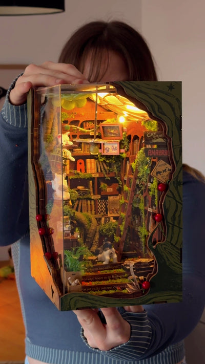 Cats Crossing Book Nook Kit